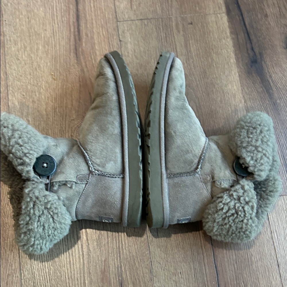 Ugg Boots Olive Green !! Size 7